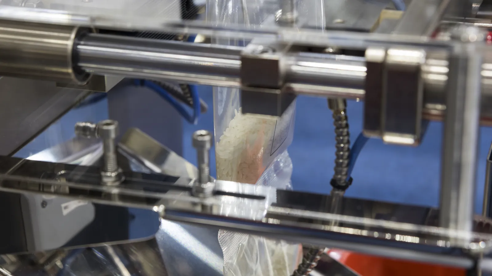 Verticale flowpackmachine (VFFS) vult een zak met rijst — flowpackfolie van AB Flexibles
