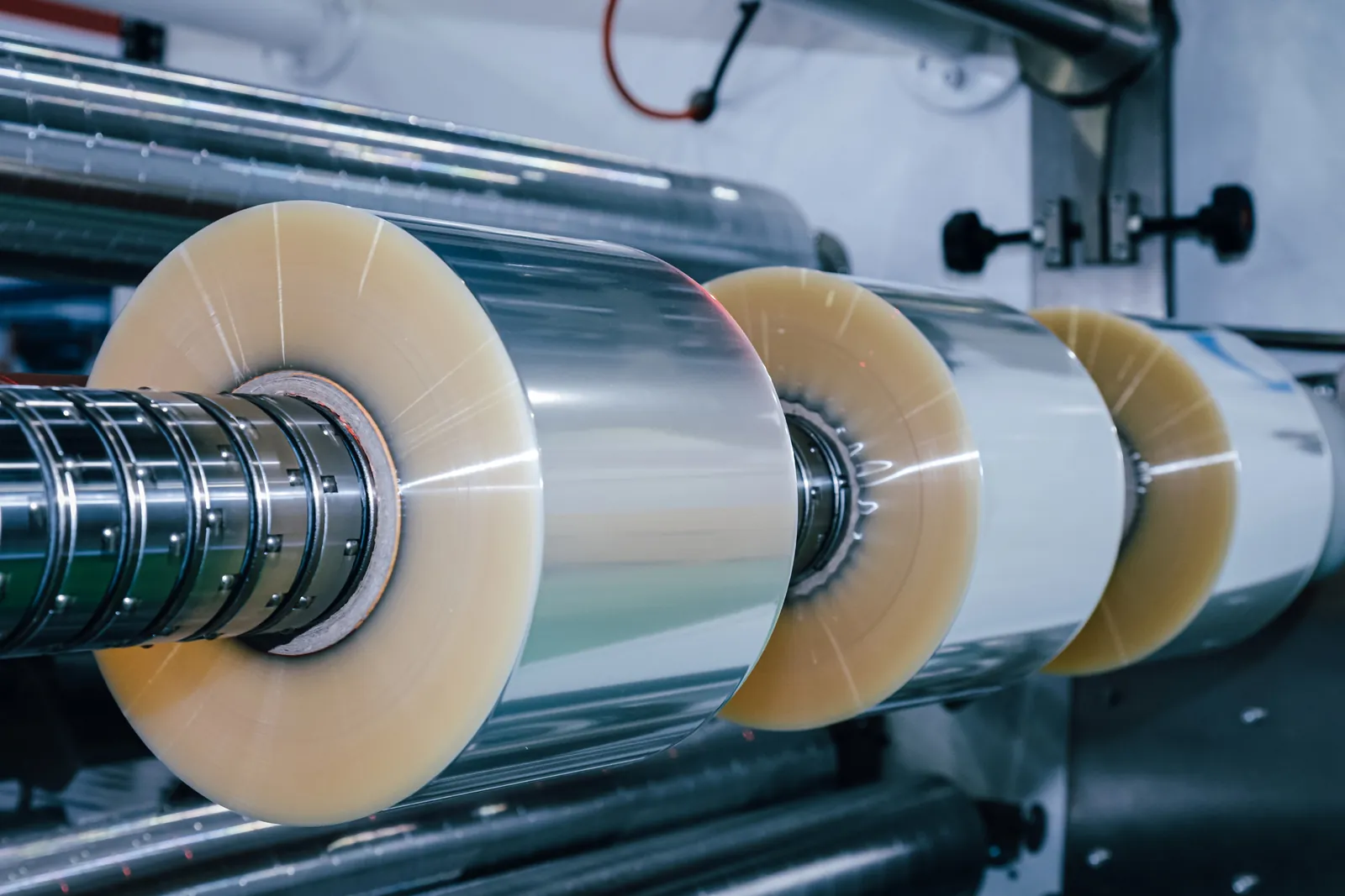 Flexibele verpakkingsfolie op de productiemachine bij een Europese partner van AB Flexibles